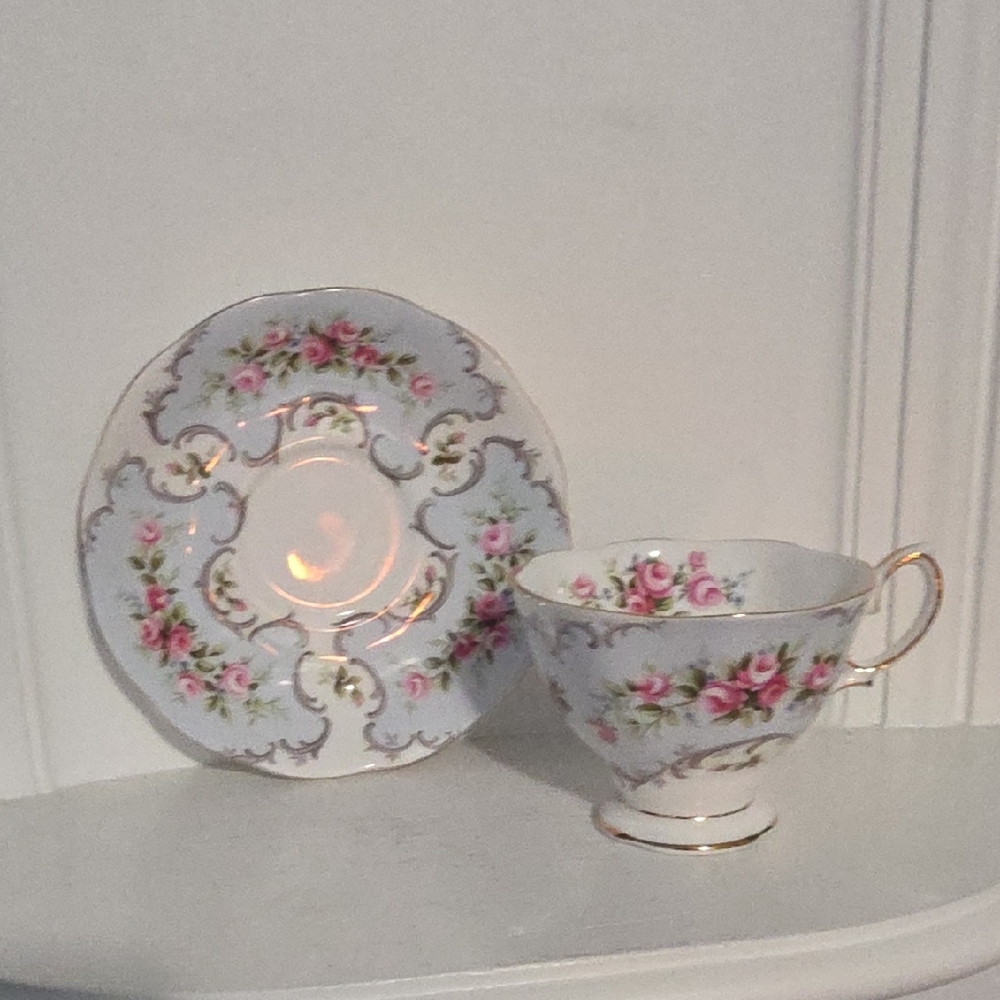 Vintage Royal Albert Rose-Du-Barry Series Marie Gold Trim Rose Bouquet